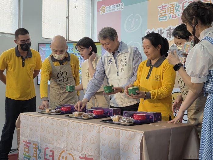 喜憨兒新莊據點歡慶啟用 新北23家量能近全國4/1 24 《圖說》陳瑞嘉局長、喜憨兒基金會北區楊副執行長及貴賓們包裝禮盒過程。〈勞工局提供〉
