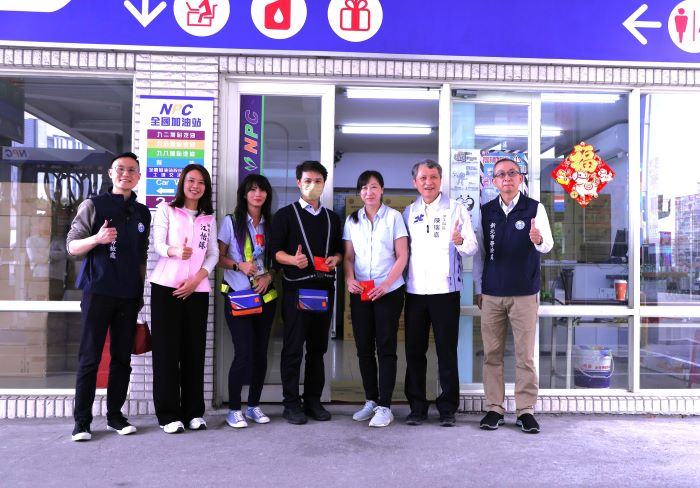 慰勞春節第一線勞工 新北勞工局「馬」不停蹄送暖 20 《圖說》勞工局長陳瑞嘉代表侯市長慰勞加油站員工。〈勞工局提供〉