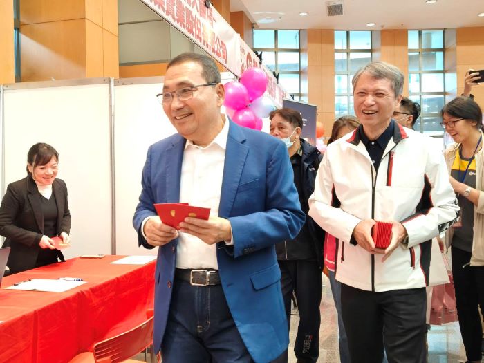 新春就博會湧千人 侯友宜發送福袋祝福「馬上找到好工作」 21 《圖說》市長侯友宜親赴現場為求職者與企業加油打氣,並發送馬年創意福袋「馬祥厚運」,祝福市民「馬力全開、馬上找到好工作」,右為勞工局長陳瑞嘉。〈記者葉柏成攝〉