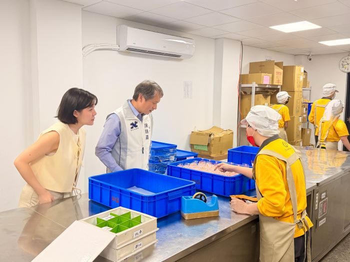 喜憨兒新莊據點歡慶啟用 新北23家量能近全國4/1 25 《圖說》庇護員工認真工作的畫面。〈勞工局提供〉