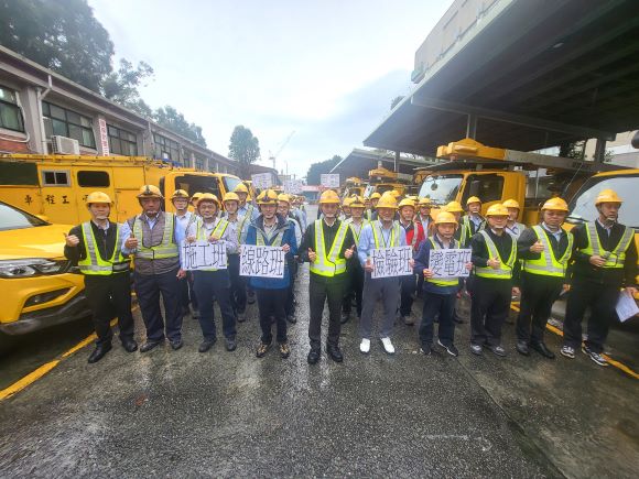 迎戰夏尖峰 台電北南區處〈驚蟄穩供〉超前整備 26 《圖說》北南區處於今日舉行驚蟄日宣誓,林蒼喬處長(左5)帶領同仁宣讀誓詞,展現穩定供電的決心,一同迎戰夏尖峰。〈台電北南區處提供〉