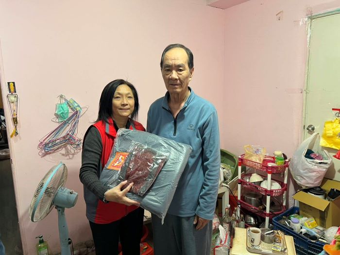 新北榮服處暖訪中和百歲榮民 長輩開心讚「Very Good」 12 《圖說》王玟琳組長(左)前往關懷游伯伯(右),致贈保暖物資並關心生活近況。〈新北榮服處提供〉