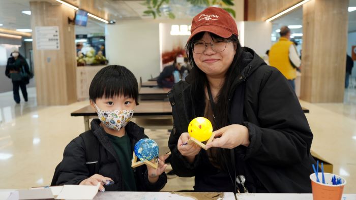 結合藝術與療癒 臺北醫院月球燈彩繪點亮希望 45 《圖說》民眾帶孩子親子同樂彩繪夜燈。〈臺北醫院提供〉