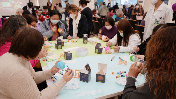 結合藝術與療癒 臺北醫院月球燈彩繪點亮希望 46 《圖說》臺北醫院元宵節活動結合永續理念,一起彩繪月球夜燈。〈臺北醫院提供〉