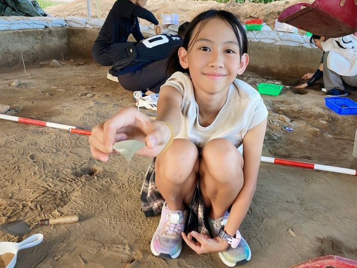 榮獲教育部本土語言傑出貢獻獎 〈十三行〉博物館全國首例 16 《圖說》十三行博物館首創將台語教學融入實地考古營隊的「仁里遺址考古體驗親子營」。〈十三行提供〉