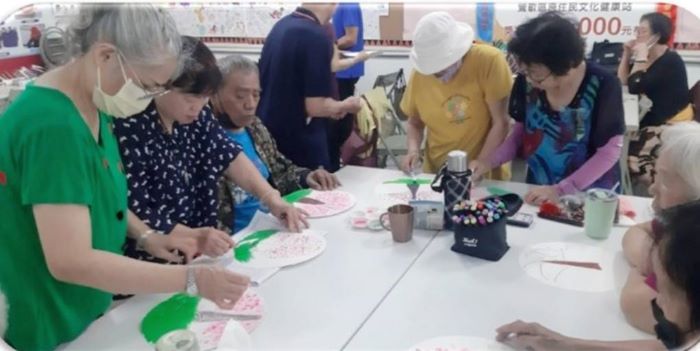 原民長者有伴交流延續文化 新北第17處文健站落腳鶯歌 48 《圖說》文健站長者平時上課情形。〈原民局提供〉