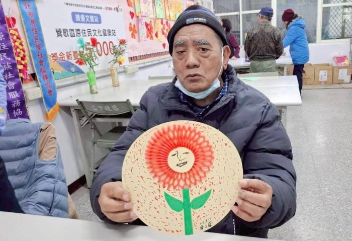 原民長者有伴交流延續文化 新北第17處文健站落腳鶯歌 50 《圖說》阿榮阿公分享經過一年持續參與,他發現走路變得更穩定,膝蓋疼痛也明顯減少。〈原民局提供〉