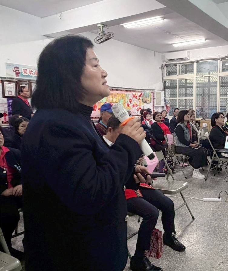 原民長者有伴交流延續文化 新北第17處文健站落腳鶯歌 49 《圖說》新北市原住民族社會服務協會劉雪香理事長介紹鶯歌區文健站狀況。〈原民局提供〉