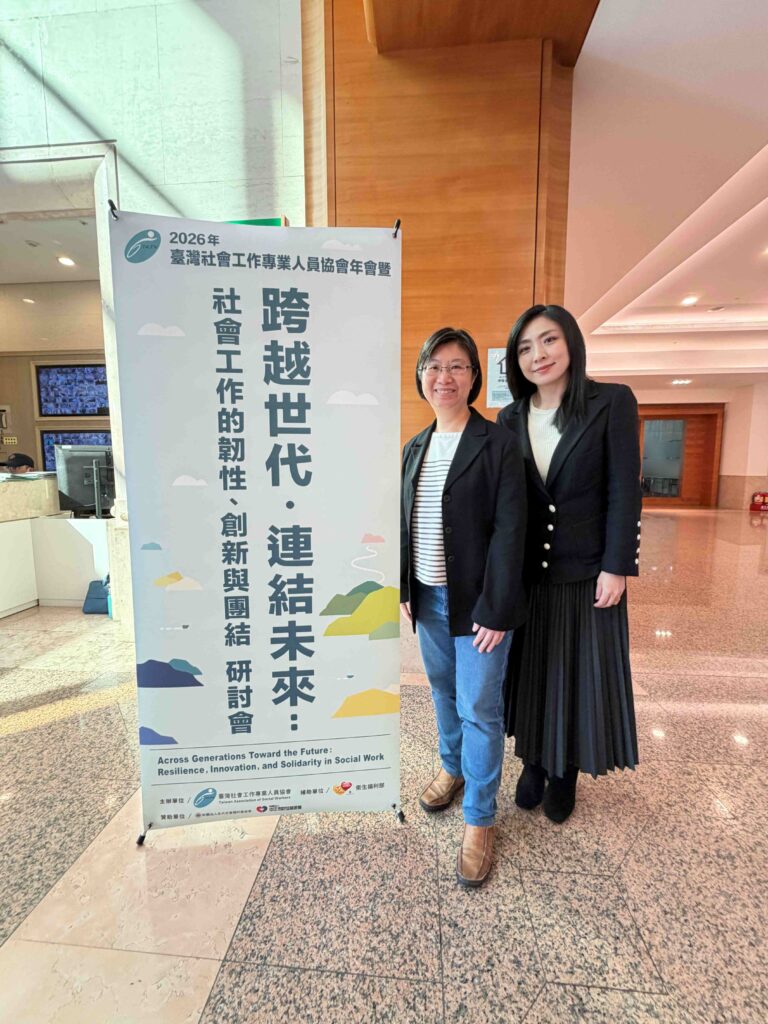 台灣世界展望會建立「兒少預警燈號機制」,讓救援更即時 19 台灣世界展望會陳怡潔左、劉嘉雯右發表展望會連續4年、逾29萬人次的「兒少生活樣態及成長環境檢視調查」如何循證治理應用於弱勢兒少服務。台灣世界展望會提供