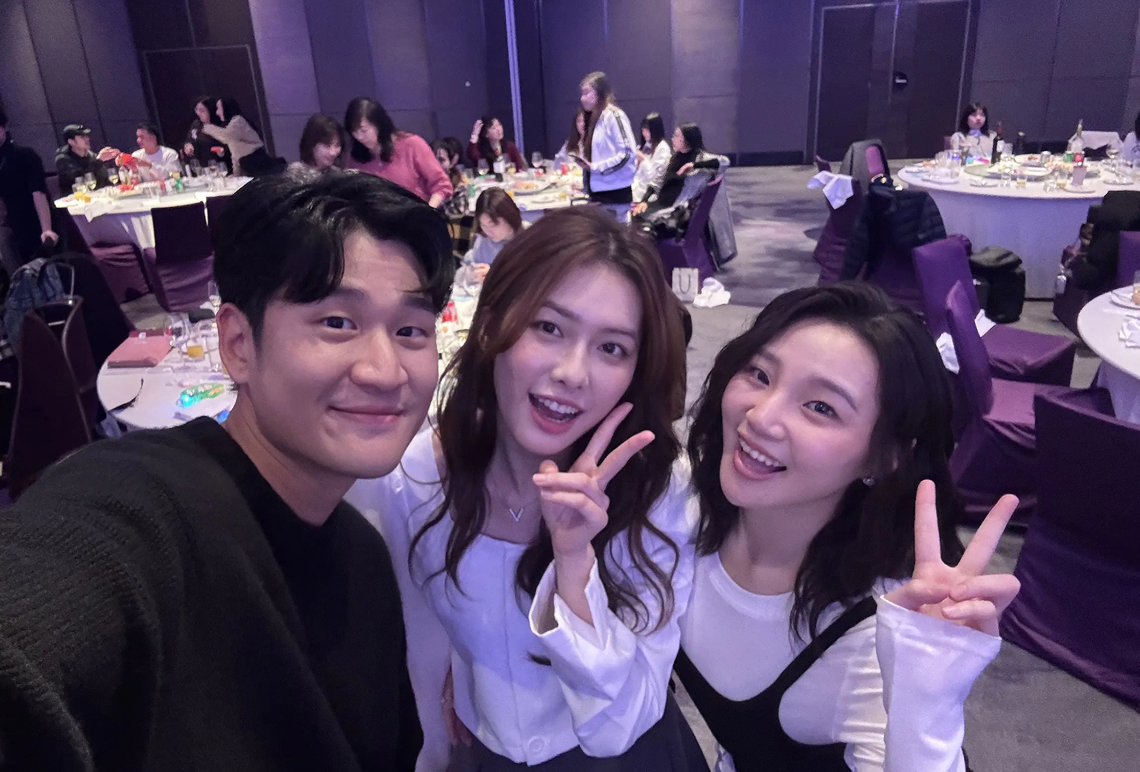 周興哲紅包雪片狂撒 猜拳拼獎金全場暴動 星空飛騰春酒嗨翻台北 周興哲紅包雪片狂撒 猜拳拼獎金全場暴動 星空飛騰春酒嗨翻台北