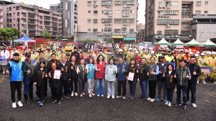 颱洪地震情境實兵操演 中和提升全民防災韌性 41 《圖說》中和區公所「颱洪暨地震複合式災害防救演練」合影,前排中紅背心者為區長楊薏霖。〈中和區公所提供〉