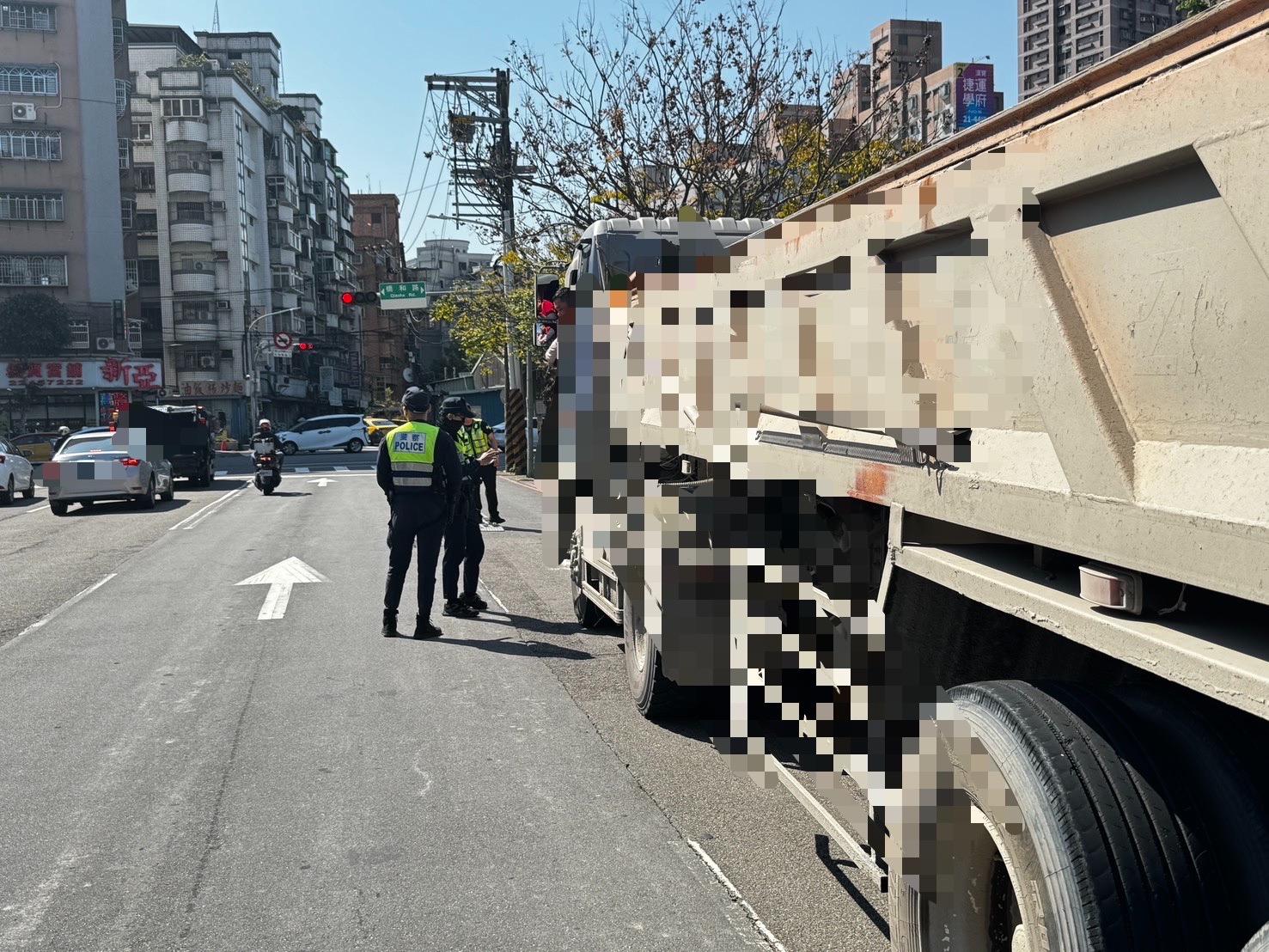 「活動式地磅」出擊 中和警加強取締大型車守護用路安全 26 《圖說》中和警分局長陳宇桓表示,針對大型車輛,執法不僅是取締違規,更是守護用路人的安全。〈中和分局提供〉