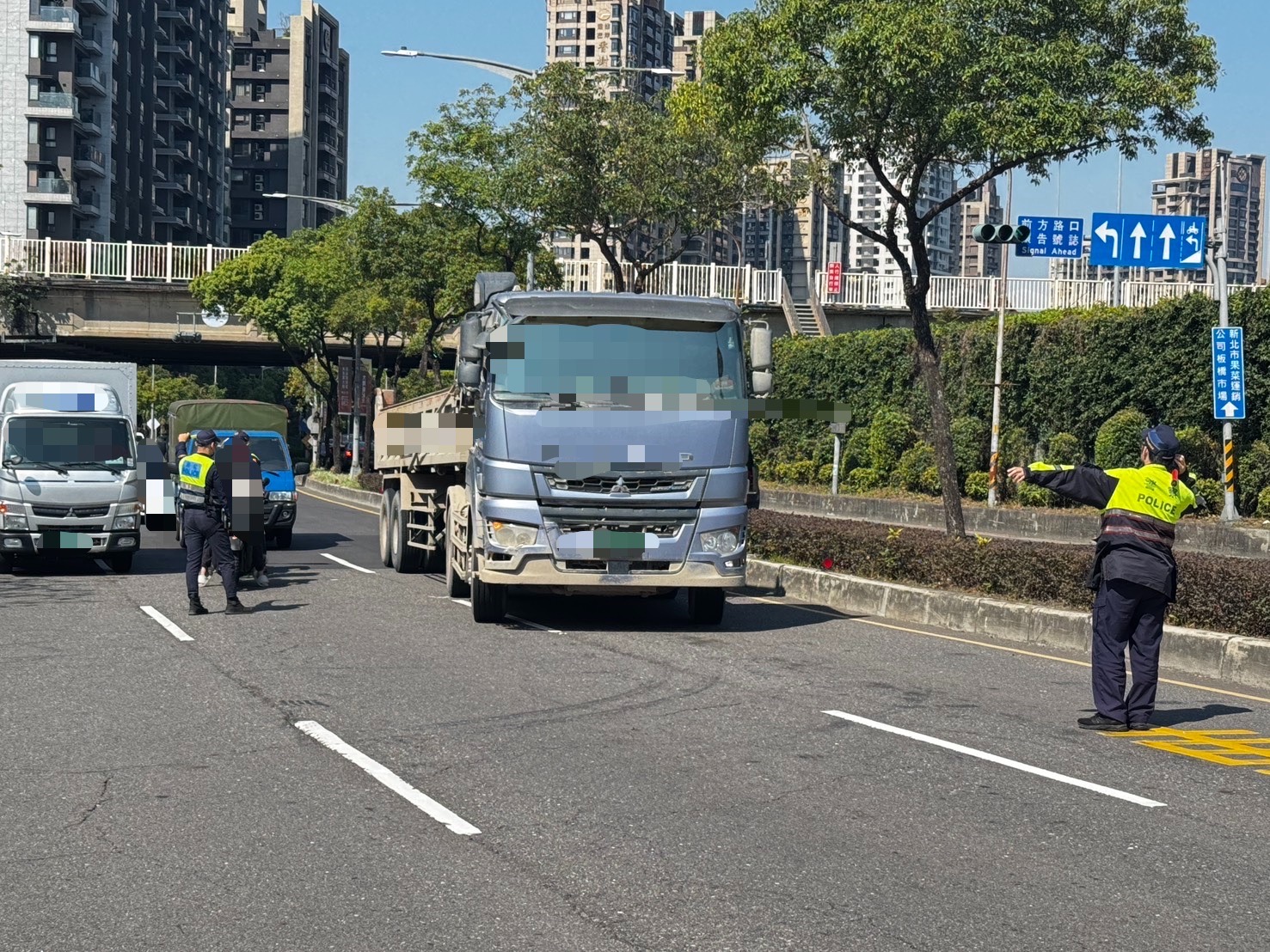 「活動式地磅」出擊 中和警加強取締大型車守護用路安全 25 《圖說》中和警透過活動式地磅檢測,便能即時掌握大型車是否超載,並依規定依法取締,以達到威嚇與教育駕駛的效果。〈中和分局提供〉