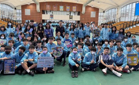 中和警打詐團隊前進校園 〈南山〉學子受益良多 9 《圖說》中和警打詐團隊前往南山中學舉辦「校園法治宣導講座」,同學們表示,透過宣導更清楚法律與日常生活息息相關,更學習到如何避免觸法。〈中和分局提供〉