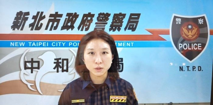 小客車機車碰撞 駕駛酒駕毒篩陽性送辦 22 《圖說》中和警交通分隊分隊長黃湘凌說明交通事故案由。〈中和分局提供〉