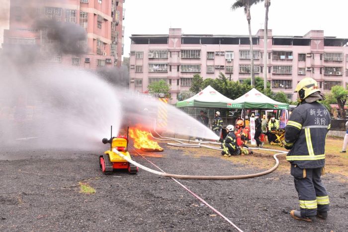 颱洪地震情境實兵操演 中和提升全民防災韌性 42 《圖說》防救演練讓更多民眾能就近參與,將防災觀念深植於日常生活之中,逐步提升全民防災意識。〈中和區公所提供〉