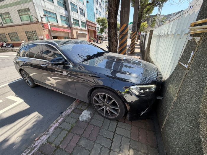 小客車機車碰撞 駕駛酒駕毒篩陽性送辦 23 《圖說》自小客車受損情形。〈中和分局提供〉