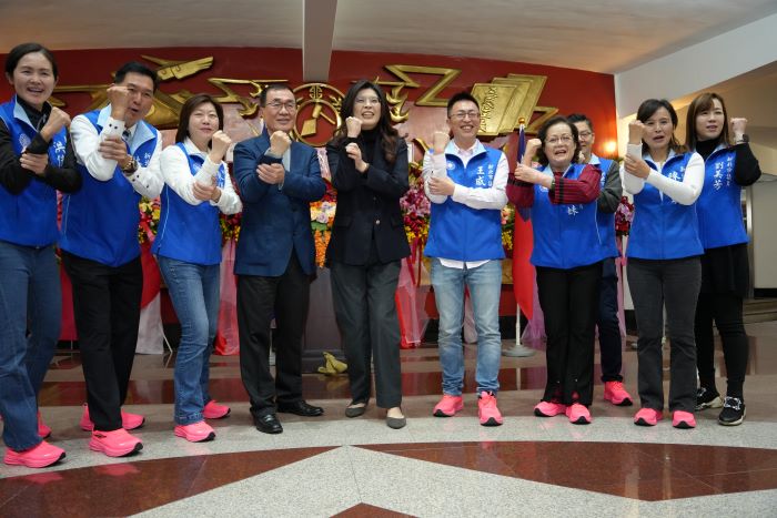 陳儀君接任新北藍營黨團書記長 成立政策智庫備戰2026 44 《圖說》交接典禮現場氣氛熱絡,包括國民黨新北市黨部主委鄭麗文、國民黨新北市黨部副主委兼秘書長李乾龍、新北市長侯友宜與副市長李四川等人皆到場祝賀與加油打氣。〈記者葉柏成攝〉