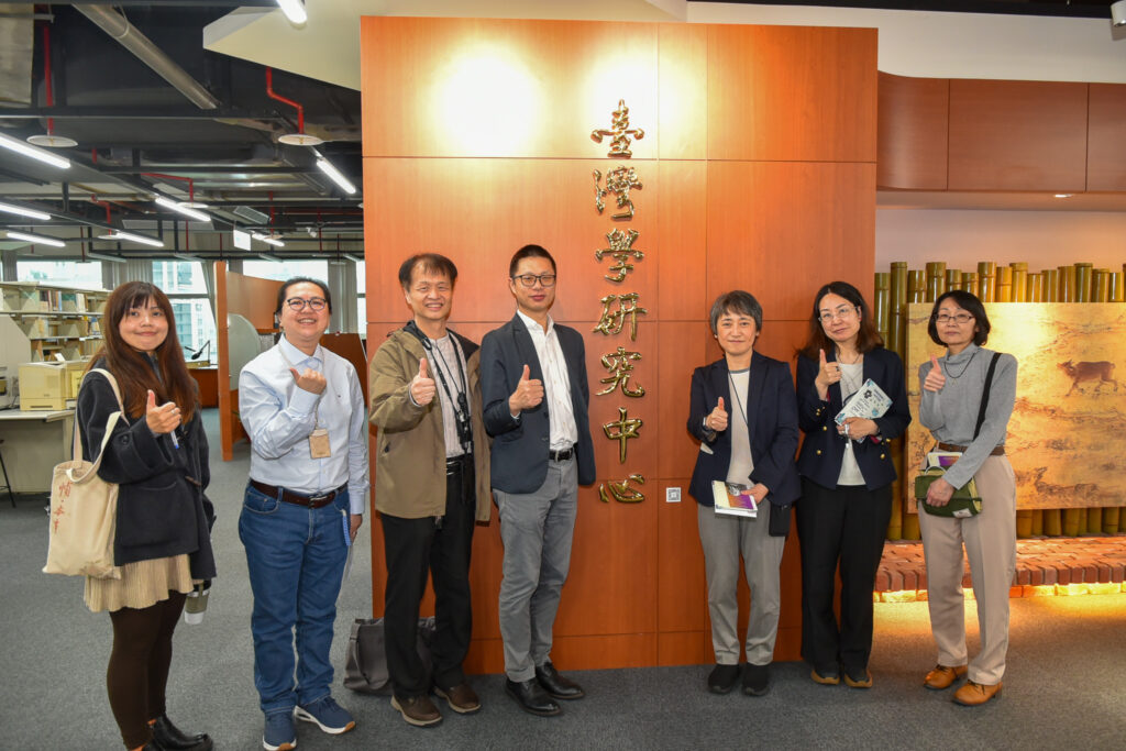 國臺圖續與日方慶應義塾大學深化學術交流活動 18 國臺圖向慶應大學介紹典藏臺灣學舊籍