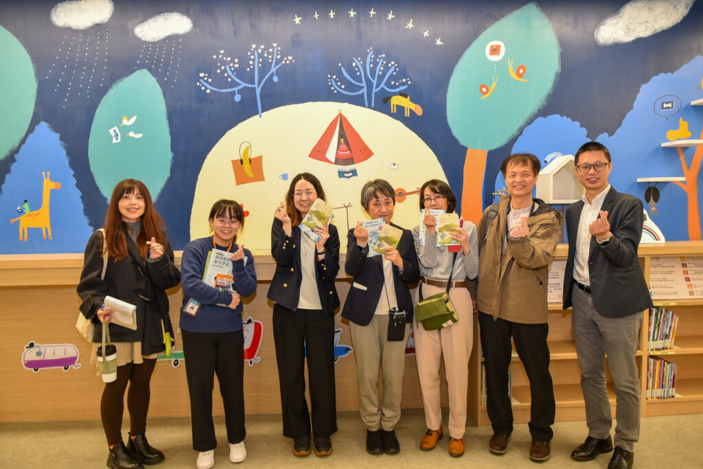 國臺圖續與日方慶應義塾大學深化學術交流活動 16 國臺圖向慶應大學介紹親子中心及尋書智慧導覽APP