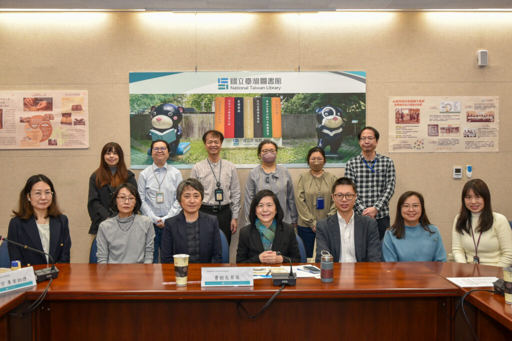 國臺圖續與日方慶應義塾大學深化學術交流活動 14 國臺圖與慶應大學合影(第一排左起慶應大學遠藤泉研究員、佐藤友里恵主任、保坂睦