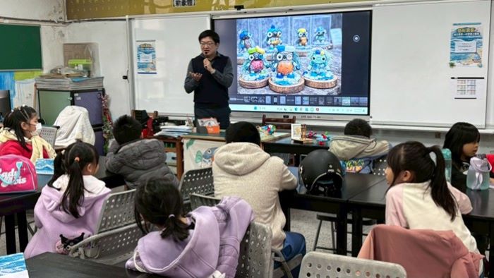 藝術行動推動永續教育 龍華科大辦營隊帶學童認識家鄉 5 《圖說》活動開始前,教師向學員說明任務內容與學習重點。〈龍華科大提供〉