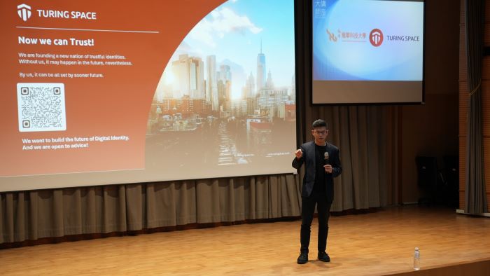 剖析「區塊鏈創業」 龍華科大大師講座開拓學子新視野 30 《圖說》圖靈鏈(Turing Space)執行長暨創辦人胡耀傑,以「區塊鏈創業的挑戰與心路歷程:從機會辨識到全球擴張」為題,分享其從學術研究跨足國際創業的寶貴經驗。〈龍華科大提供〉