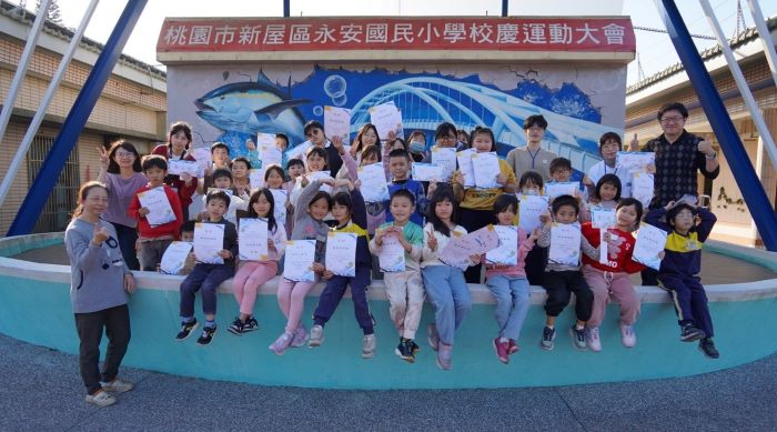 藝術行動推動永續教育 龍華科大辦營隊帶學童認識家鄉 6 《圖說》三天營隊圓滿落幕,全體師生與學童合影留念。〈龍華科大提供〉