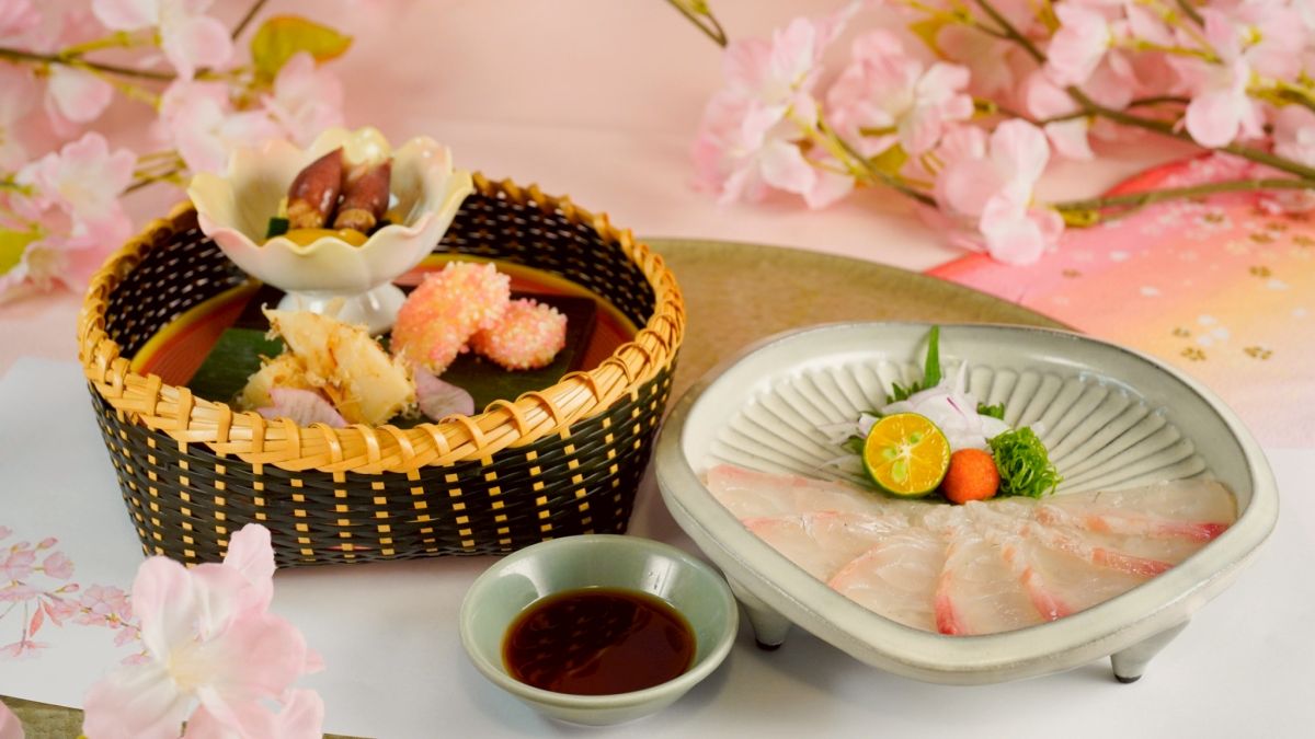 賞櫻新招!莞固和食「櫻鯛御膳」絕美登場 夢幻櫻花牛奶紙鍋每一口都是春天 圖/莞固和食料理長今年特別以櫻花時節為靈感,將春日特有的粉嫩視覺與季節食材春筍、螢烏賊完美結合,加上晶瑩剔透、薄如蟬翼的真鯛肉片,吸引不少饕客前來。(莞固和食 提供)