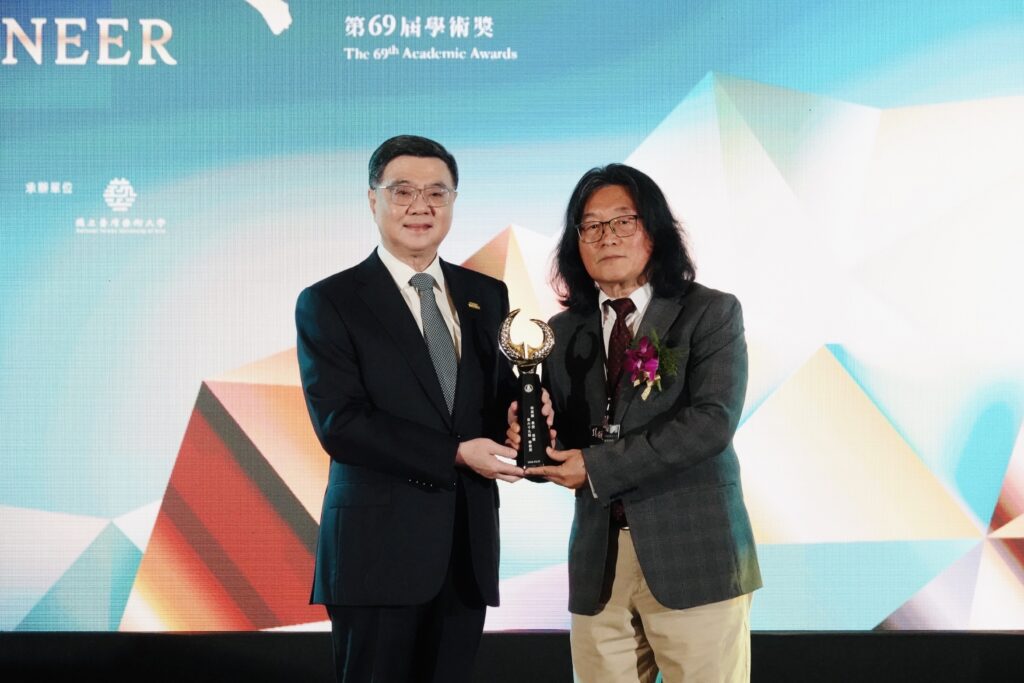 東海大學何萬順教授獲教育部「學術獎」 捐出百萬成立基金助學子 22 圖說一,教育部第69屆「學術獎」日前出爐,東海外文系教授何萬順右脫穎而出,成為本