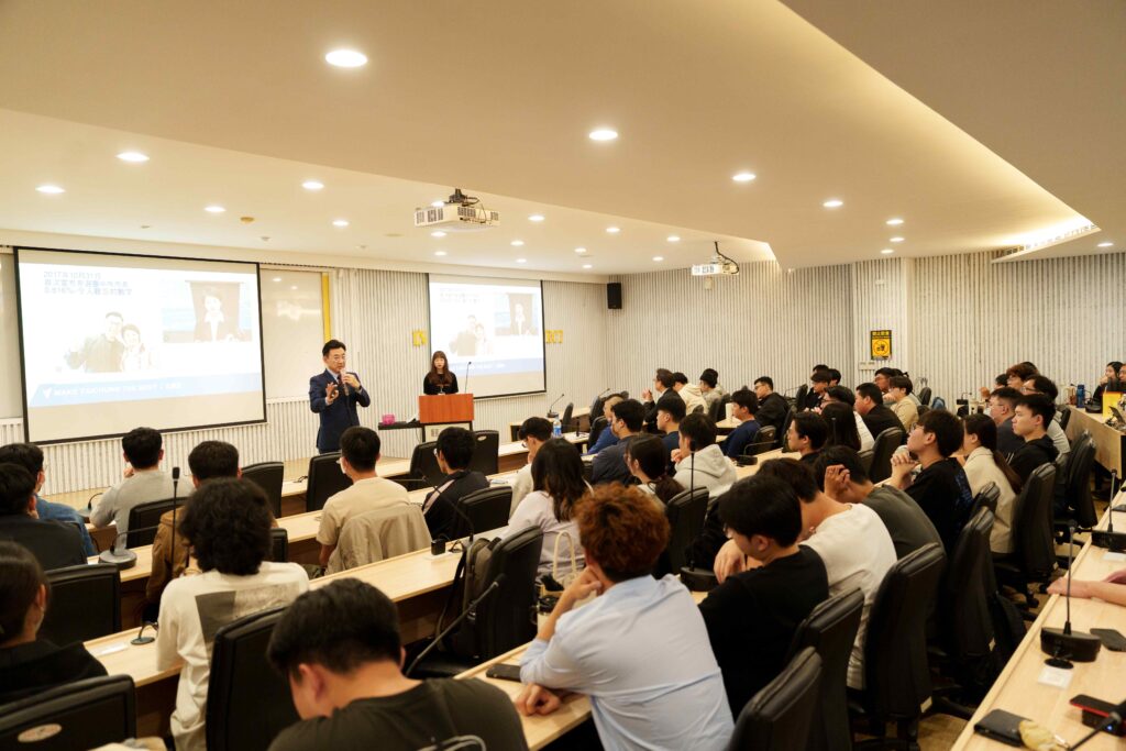 江啟臣東海大學演講「馬拉松人生」 勉學子以「格調與韌性」迎接挑戰 30 圖說三,江啟臣勉勵現場同學,「一時的輸贏不代表終點,你的格調決定了你的高度。」