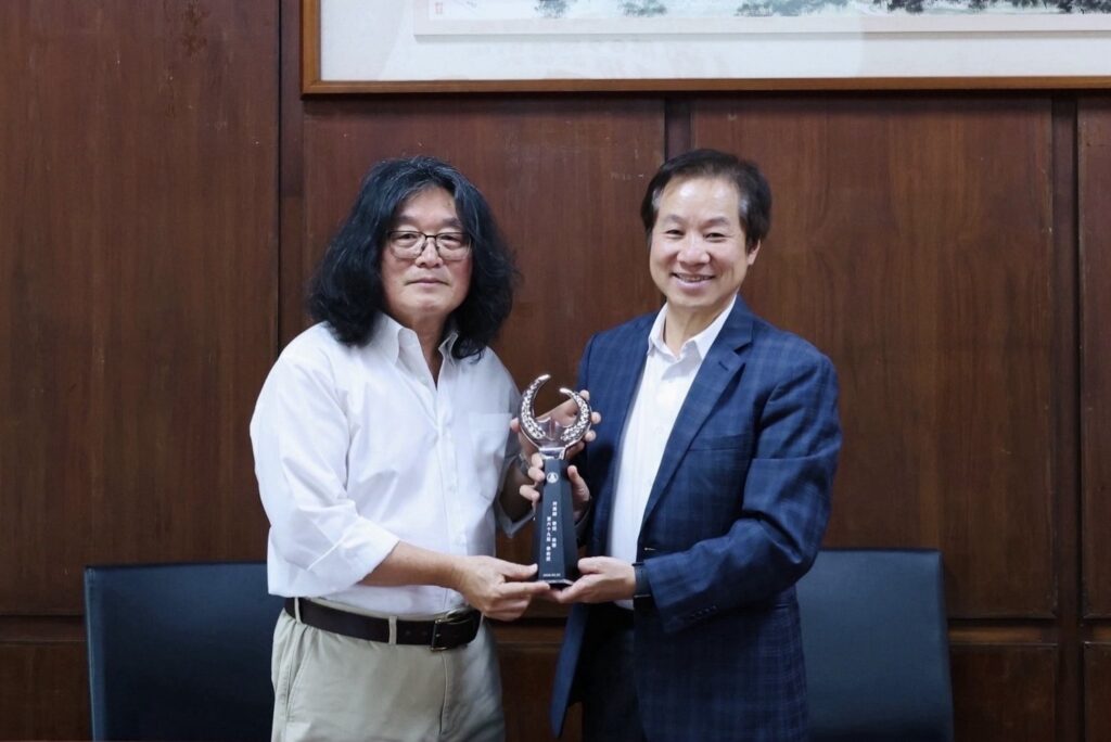 東海大學何萬順教授獲教育部「學術獎」 捐出百萬成立基金助學子 24 圖說二,今26日何萬順教授獻獎母校東海、將90萬獎金全數捐出,並自掏腰包加碼10萬元,