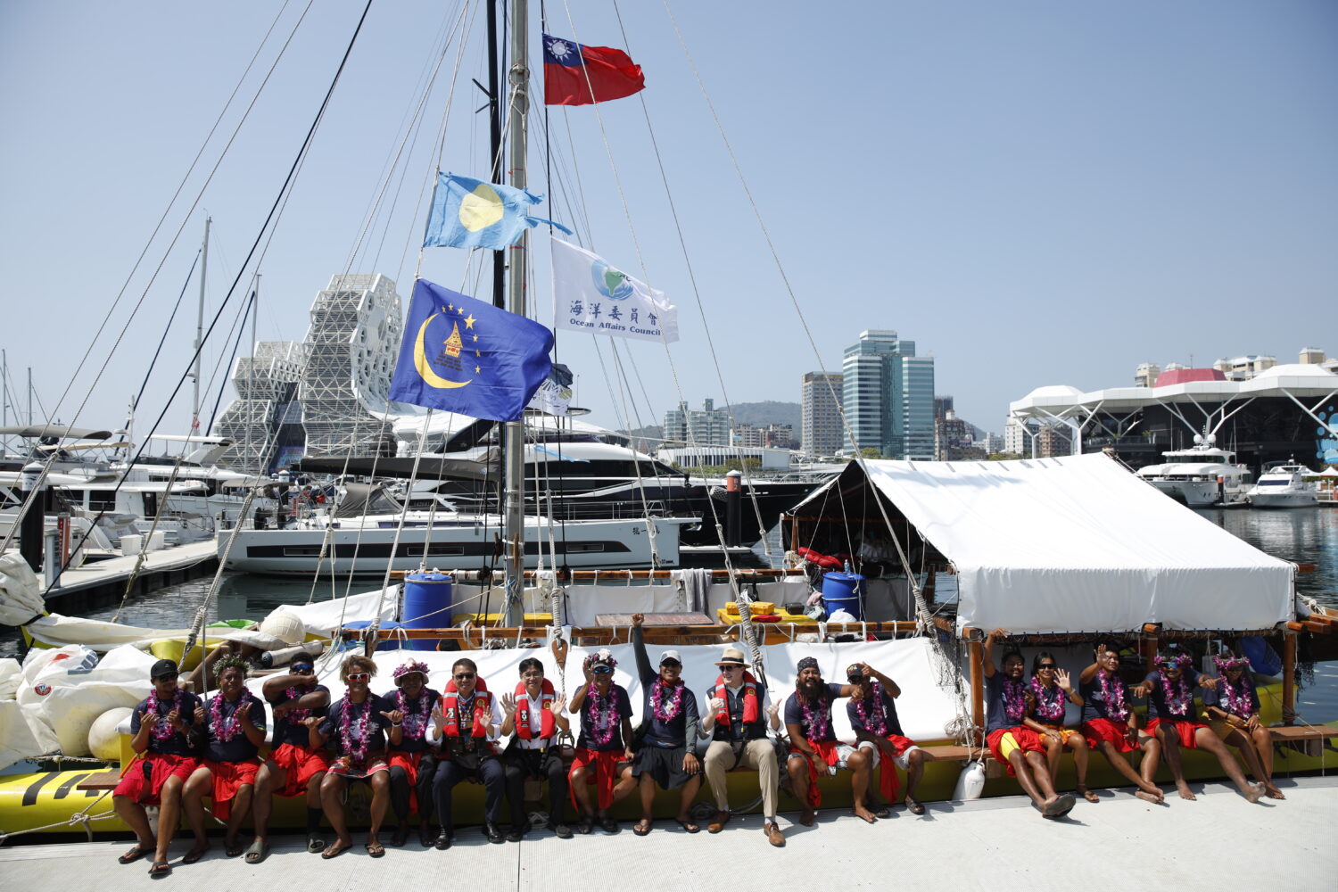 「無私分享號」傳統航海壯舉感動人心 海委會於高雄港盛大迎船 「無私分享號」傳統航海壯舉感動人心 海委會於高雄港盛大迎船