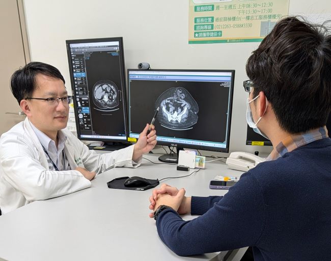 術後疤痕鼓起別輕忽 腹壁切口疝氣恐引發腸阻塞 3 《圖說》黃崧峰主任指出,腹壁切口疝氣若未及時治療,恐引發腸嵌頓、腸阻塞,甚至腸壞死等嚴重併發症。〈土城醫院提供〉.