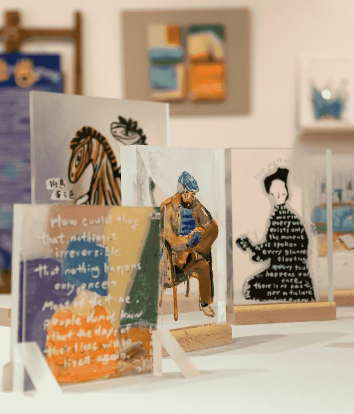 茶香中看世界風景 坪林茶博館展《凝視與漂流》 22 《圖說》藝術家林俐藉由描繪閱讀中的旅人,將知性通透,與繪畫技法呈現在多元材質之上。〈文化局提供〉