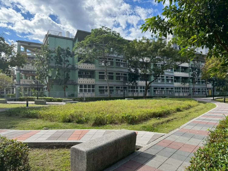 從荒地到綠帶 新北綠家園15年翻轉城市角落 56 《圖說》三峽區北大國小北側綠家園基地綠美化成果---通學廊道型。〈城鄉局提供〉