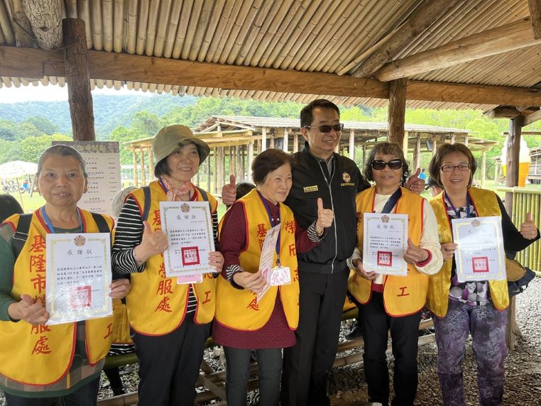 強化服務與綠色理念 基隆榮服處環教志工會報走訪綠博 24 《圖說》方正處長頒發春聯義賣榮欣志工感謝狀。〈基隆榮服處提供〉