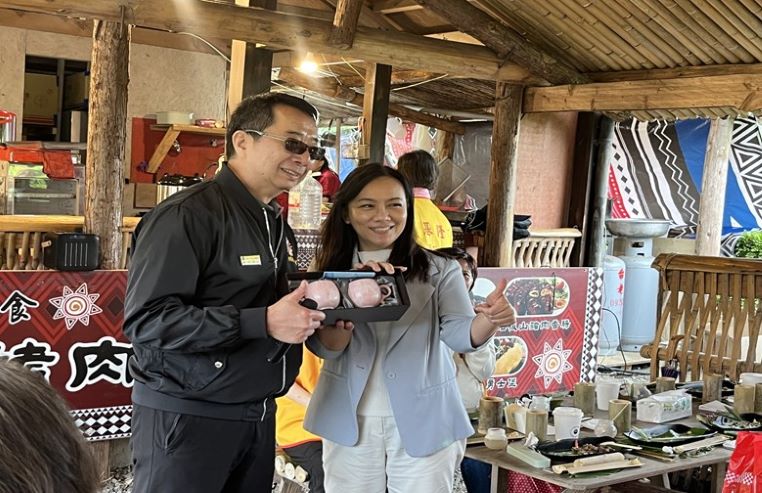 強化服務與綠色理念 基隆榮服處環教志工會報走訪綠博 23 《圖說》方正處長贈原住民族行政處辜雯華處長紀念杯。〈基隆榮服處提供〉