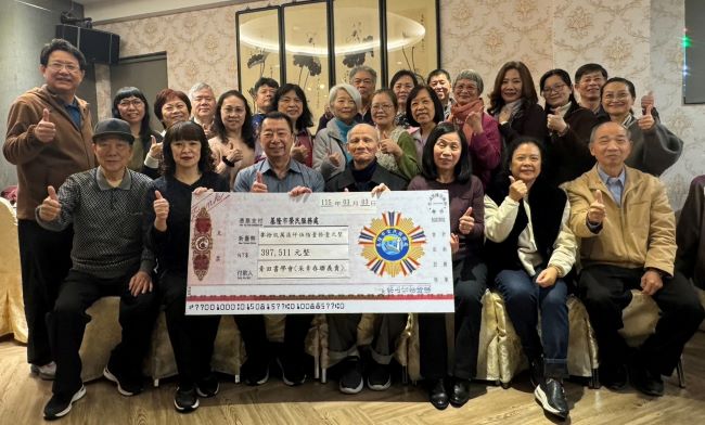 采青團隊關懷基隆榮民遺孤 揮毫傳愛11載不間斷 20 《圖說》方正處長(第一排中左)與「采青團隊」合影。〈基隆榮服處提供〉