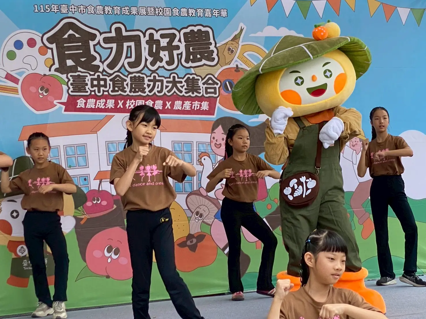 中市食農成果展吸引親子熱情參與 30校12攤齊聚展現食農教育力 中市食農成果展吸引親子熱情參與 30校12攤齊聚展現食農教育力