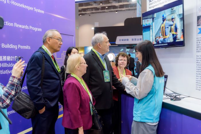 智慧新北驅動未來 AI審照與防災技術躍上國際舞台 13 《圖說》全國首創的「新北市建築執照AI輔助審查」,在智慧城市展受到外賓關注接連提問,市府專業同仁以流利英文解說導覽,現場氣氛熱絡,獲得外賓一致好評與高度興趣。〈工務局提供〉