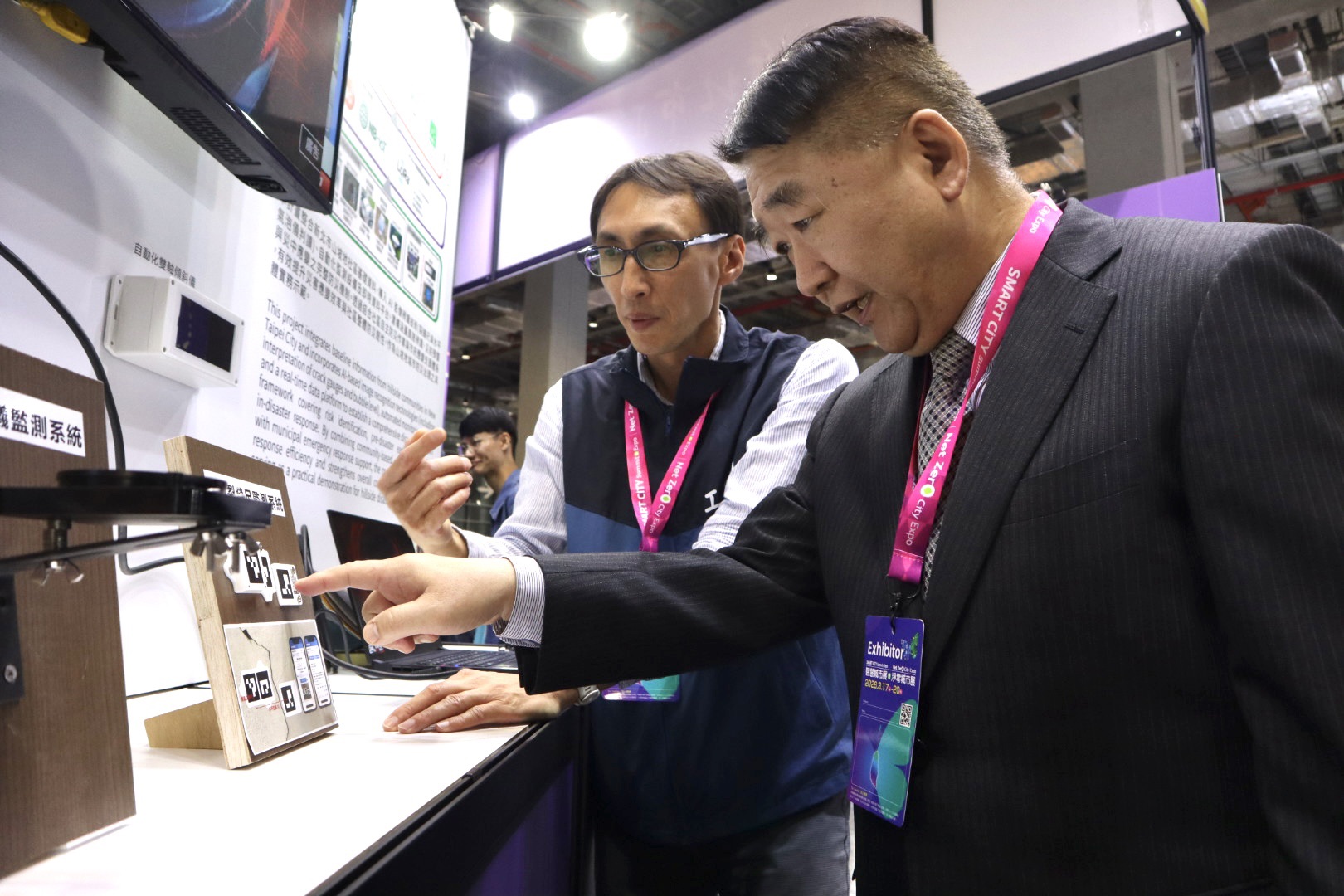 AI導入市政治理見成效 新北獲智慧城市創新應用獎展現實力 7 《圖說》工務局長馮兆麟(右)到場參觀,了解新北山坡地智慧防災社區推動計劃成果,透過裂縫尺與水平氣泡儀等AI影像辨識技術導入,提升整體防災韌性。〈工務局提供〉