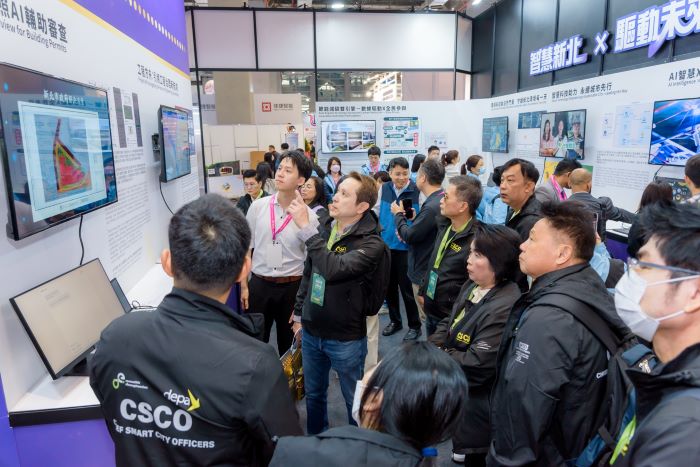 智慧新北驅動未來 AI審照與防災技術躍上國際舞台 16 《圖說》新北市政府受邀參加「2026智慧城市展暨淨零城市展」,吸引大批參觀者與多國外賓觀展交流,甚至主動邀請新北市府團隊到國外參展,凸顯新北智慧治理的國際影響力。〈工務局提供〉