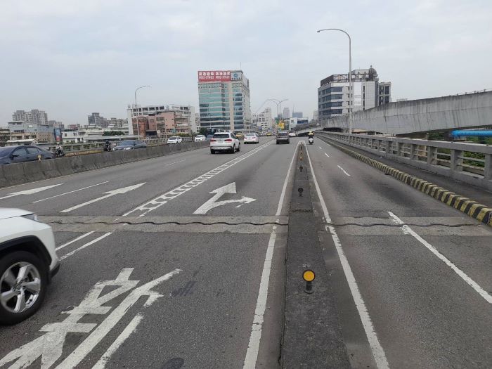 大漢橋拆除機車實體分隔島3/10起夜間交管 預計5月底完成 24 《圖說》大漢橋機慢車專用道實體分隔島拆除工程分成2階段進行,白天未施工時,機車道將恢復正常通行。〈工務局提供〉