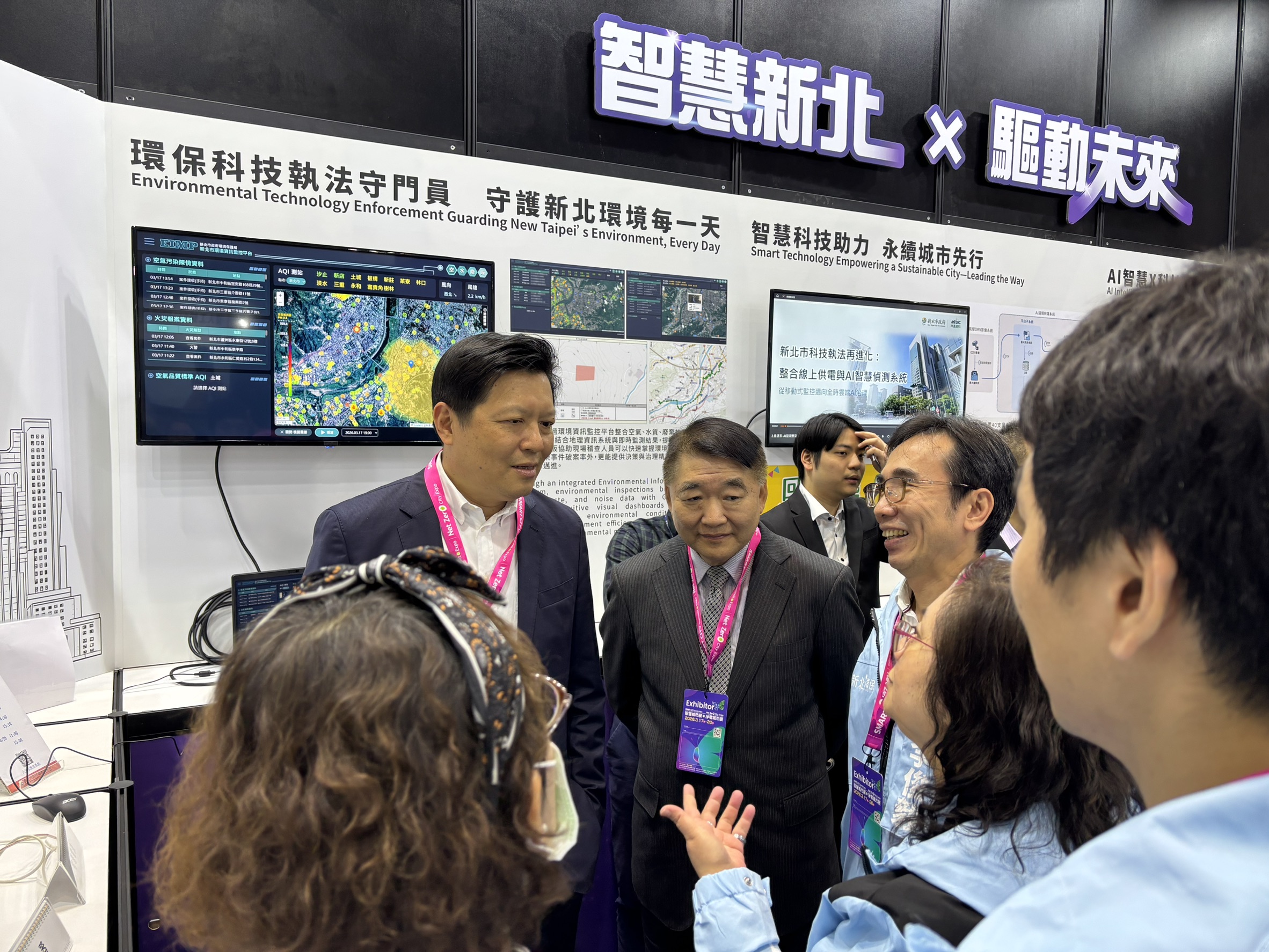 AI導入市政治理見成效 新北獲智慧城市創新應用獎展現實力 10 《圖說》朱惕之副市長(左一)與工務局長馮兆麟(左二)參觀2026智慧城市展暨淨零城市展,了解新北市AI智慧城市應用發展的成果。〈工務局提供〉