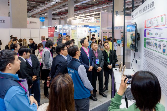 智慧新北驅動未來 AI審照與防災技術躍上國際舞台 14 《圖說》「新北市山坡地智慧防災社區計畫」運用AI技術結合裂縫尺與水平氣泡儀,即時掌握異常徵兆,政府能及早防範降低災害風險,副市長朱惕之(右三)與工務局長馮兆麟(右二)特地到訪了解推動成果。〈工務局提供〉