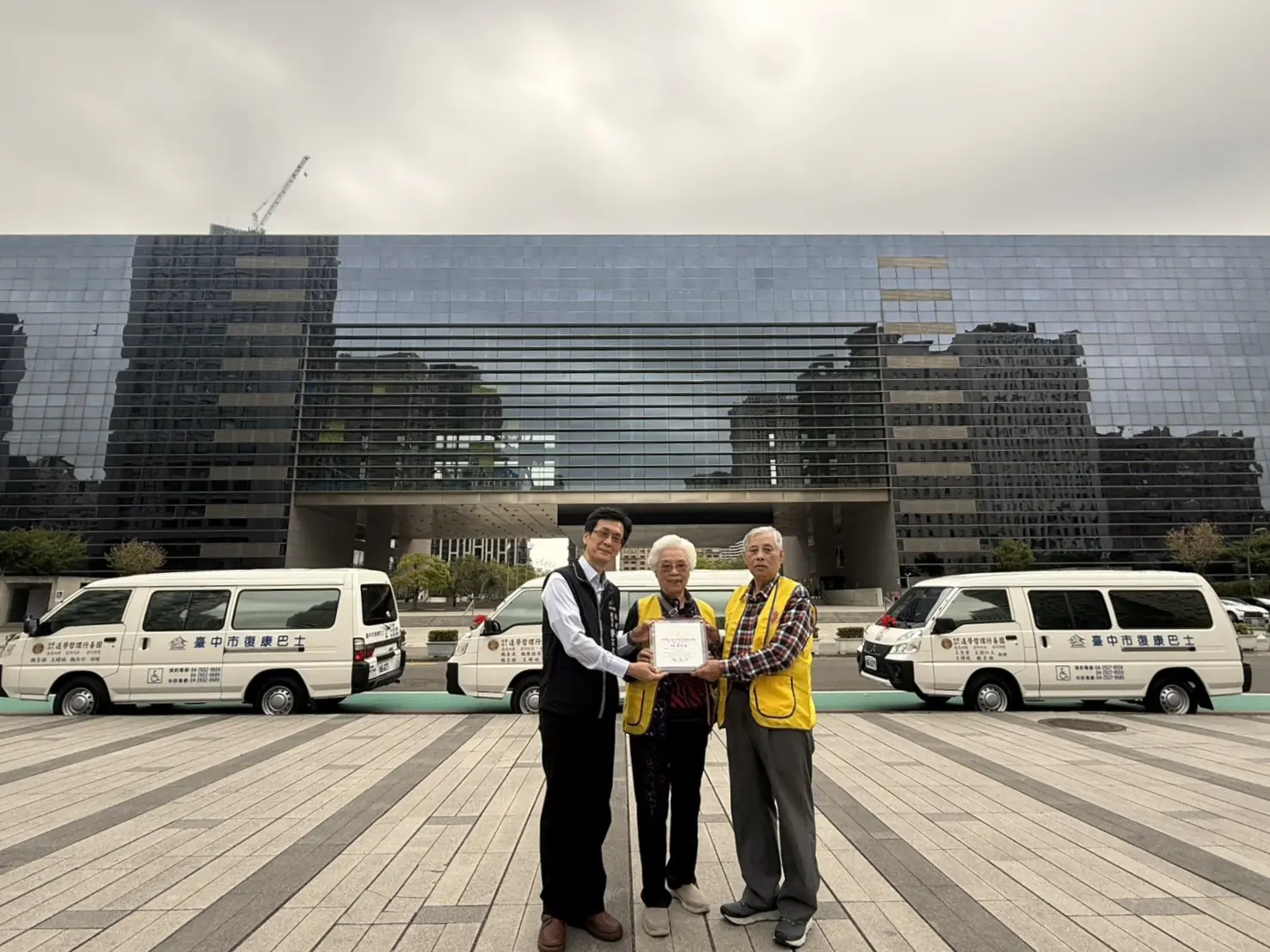 台中再添3輛復康巴士 民間善舉助身障族群無礙出行 台中再添3輛復康巴士 民間善舉助身障族群無礙出行