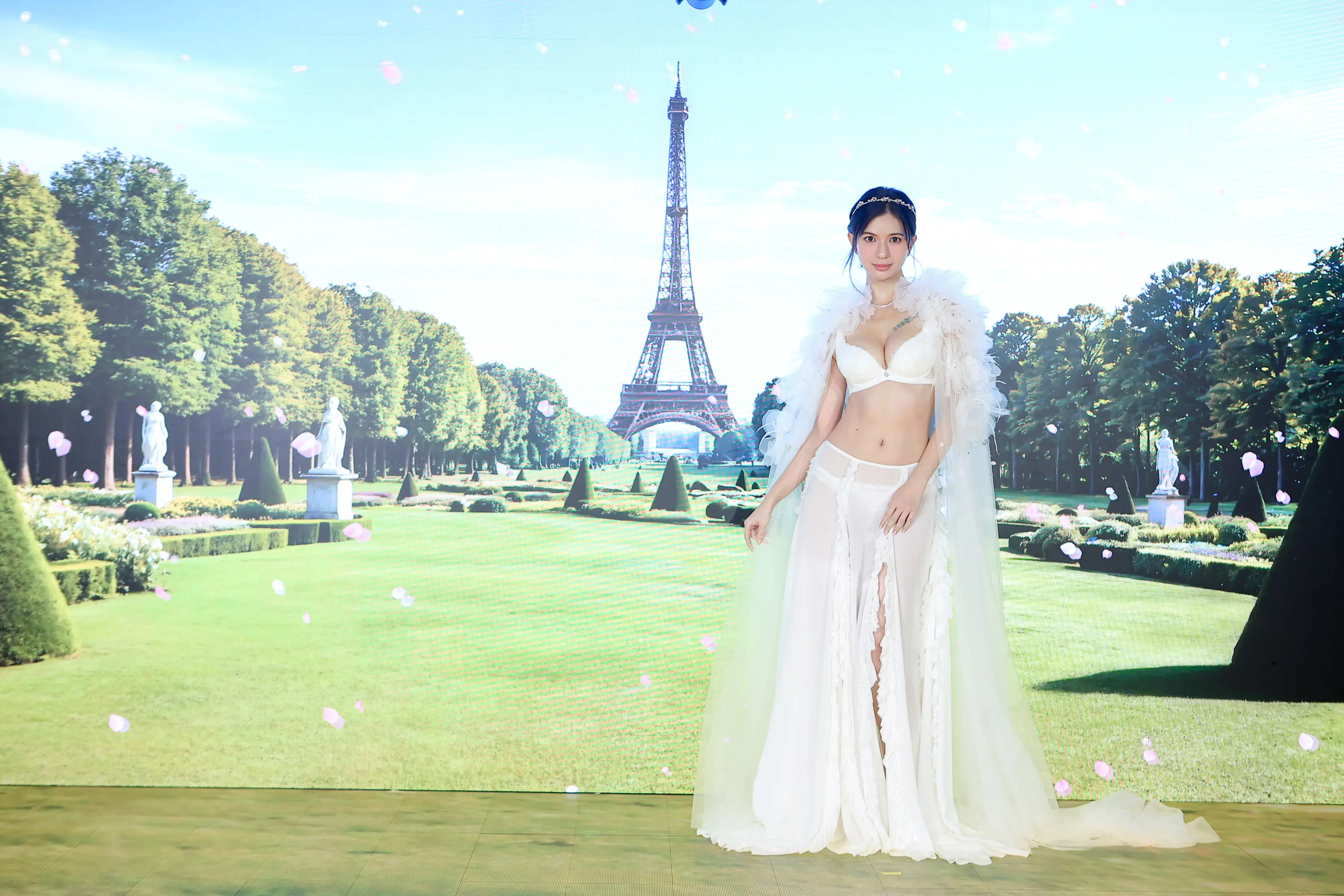 鄭芯恩巴黎街頭拍內衣廣告 散發「撩波」自在魅力 鄭芯恩巴黎街頭拍內衣廣告 散發「撩波」自在魅力