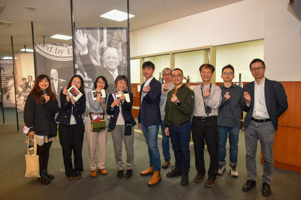 國臺圖續與日方慶應義塾大學深化學術交流活動 15 慶應大學參觀數位李登輝特展體驗AI科技