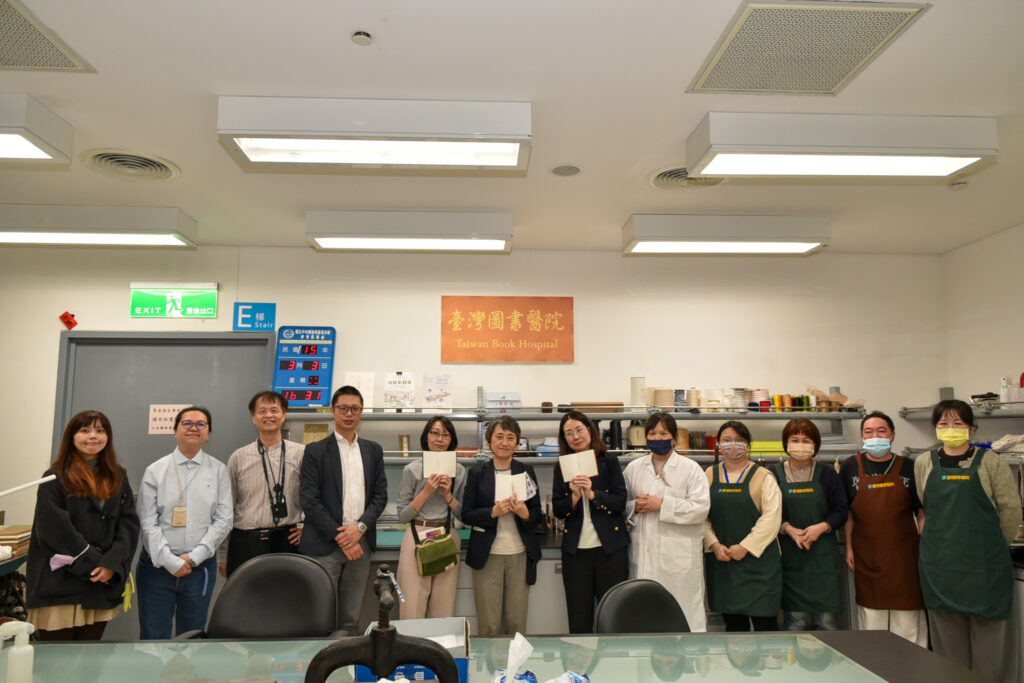 國臺圖續與日方慶應義塾大學深化學術交流活動 17 慶應大學在圖書醫院體驗手縫書製作與手作糨糊